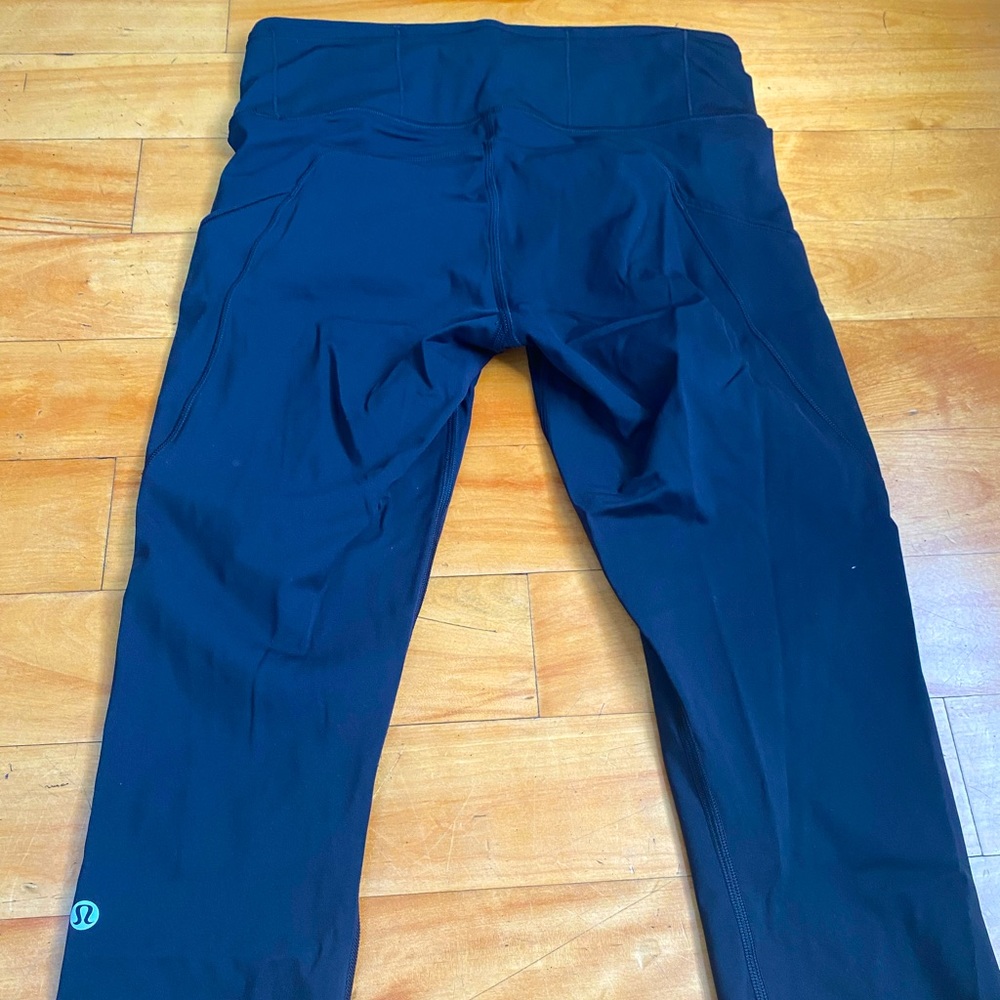 Black cropped size 8 lululemon leggings.